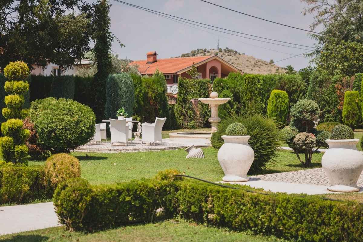 Eksterijer vinarije Rogošić u Podgorici okružen vinogradima i zelenilom