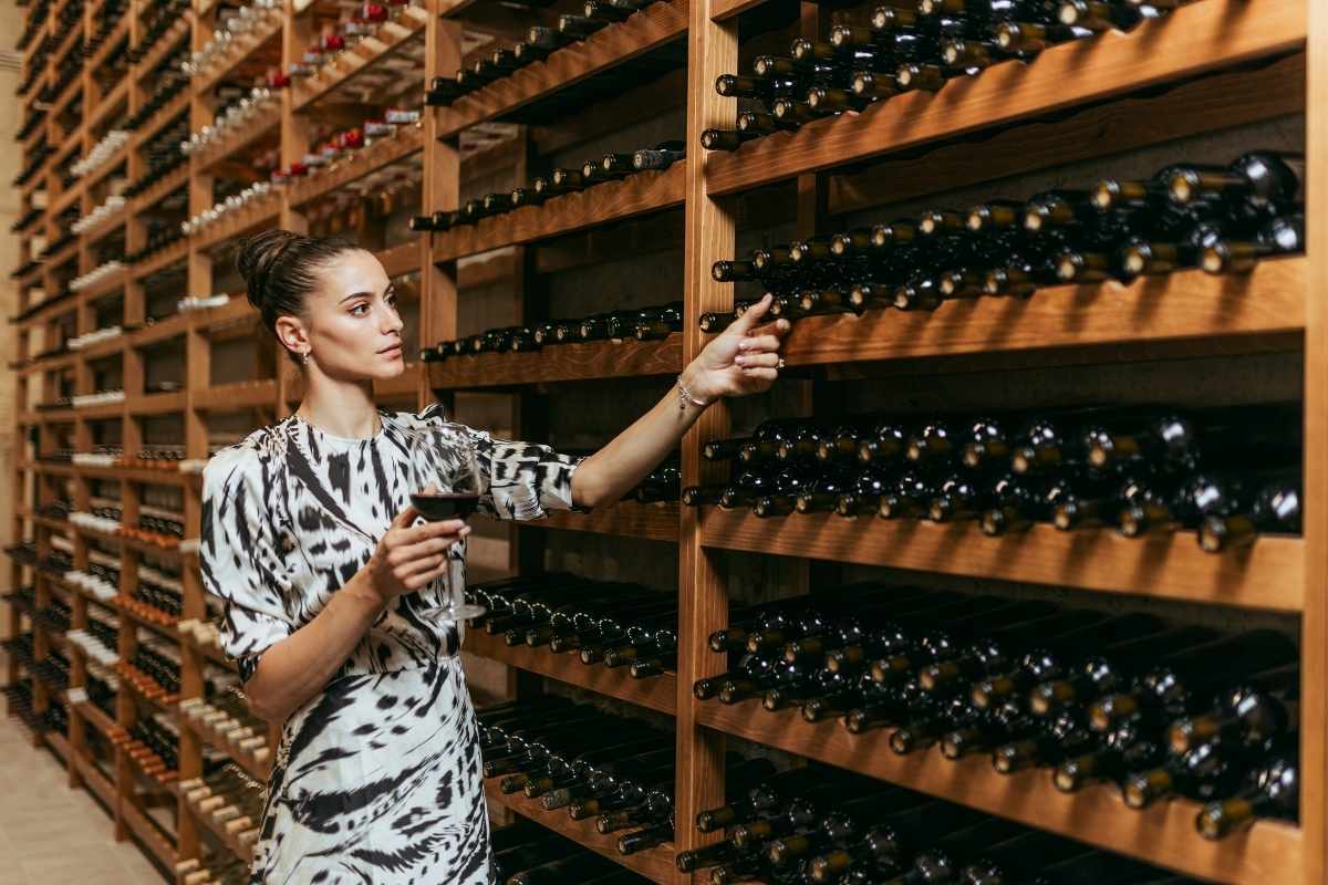 Guests exploring the contemporary wine cellar of Storia di Pietra winery