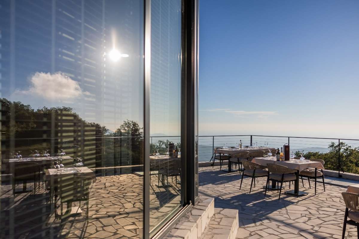 Outdoor wine tasting at Storia di Pietra winery with Adriatic Sea view