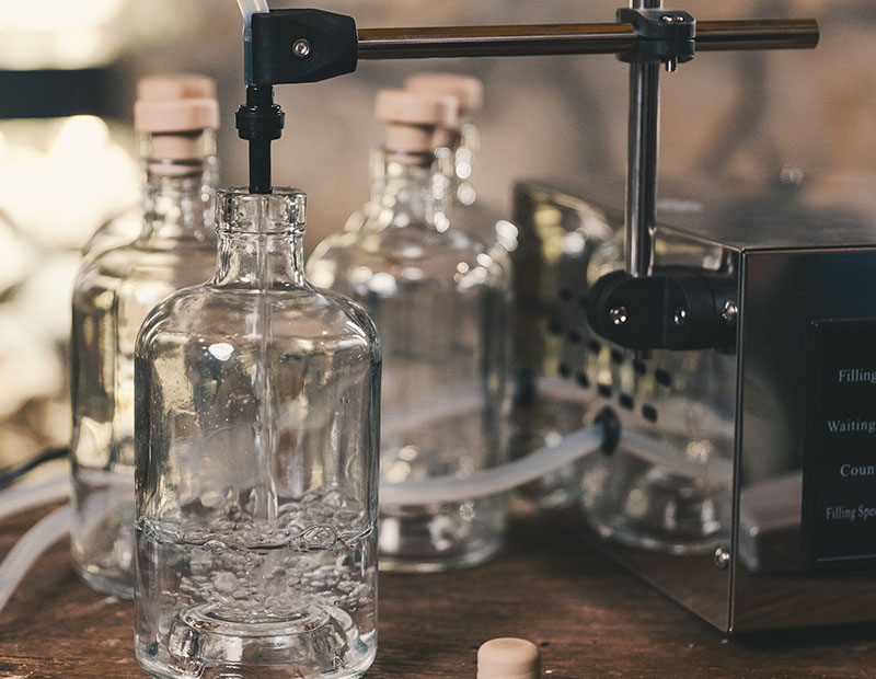 Bottling Bastadur gin from juniper to glass