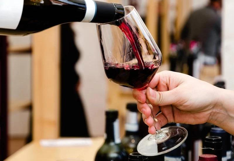 How to Properly Hold a Wine Glass